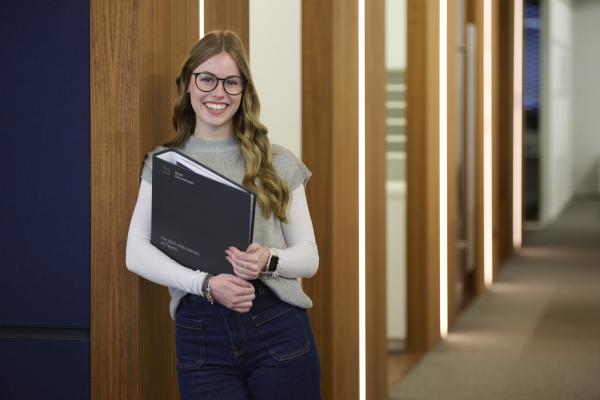 Ausbildung Industriekaufmann Portrait Distanz