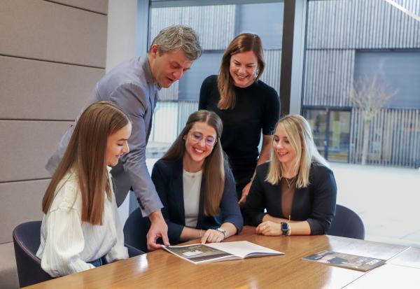 Innenausbau Teamarbeit Teambesprechung