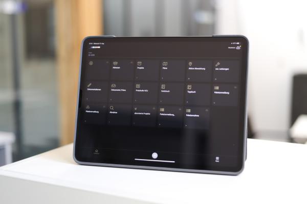 Ladenbau Projektbesprechung Montage Projekttechniker Tablet